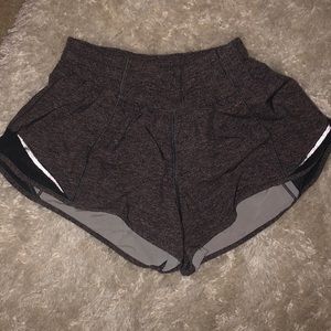 lululemon hotty hot shorts!! size 4 & 2.5” inseam